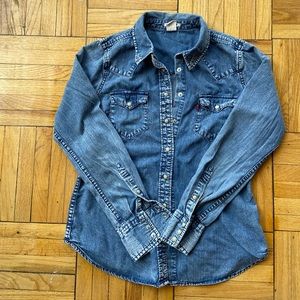 Medium wash Levi’s chambray shirt size M